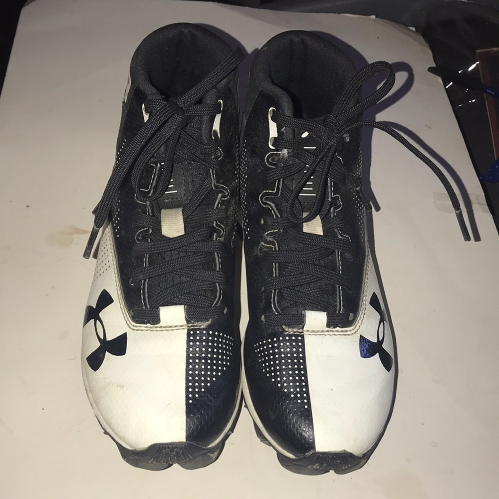 Youth’s Under Armour Split-Design Football Cleats